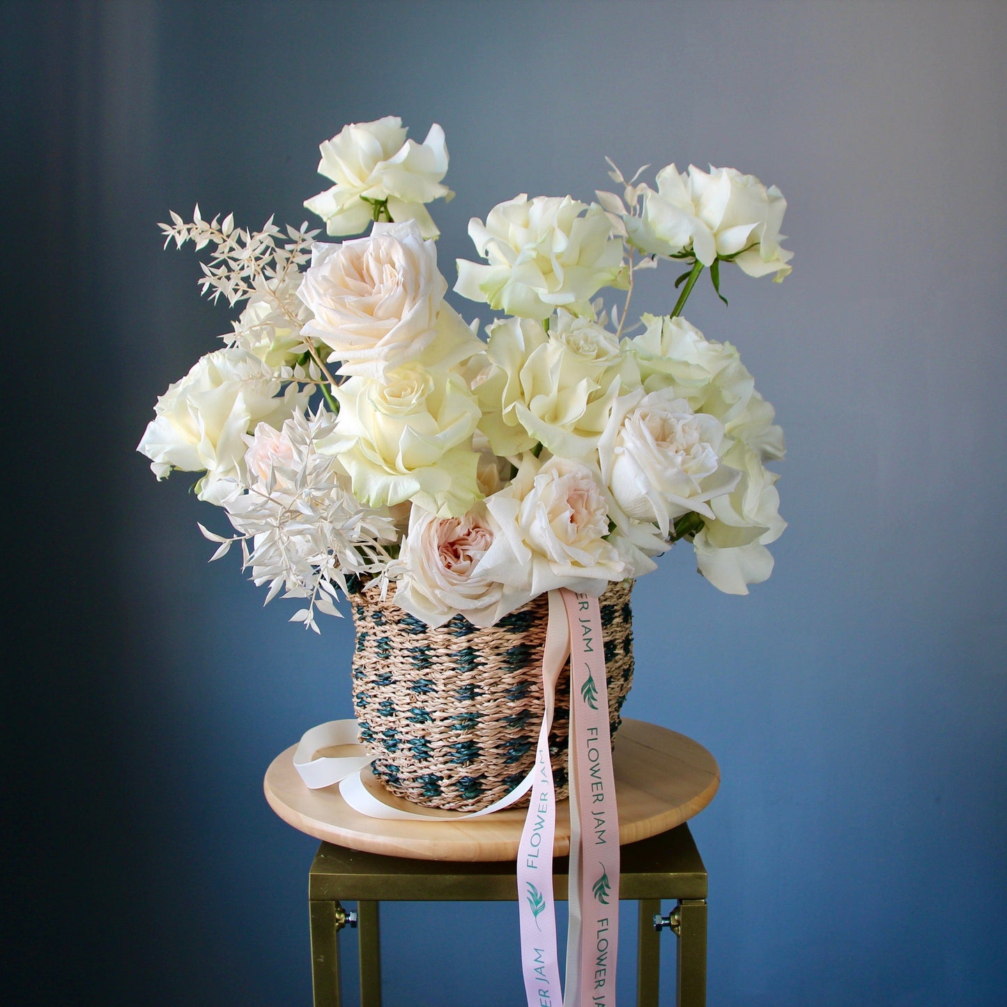 roses in the basket genova FLOWERS IN A BOX