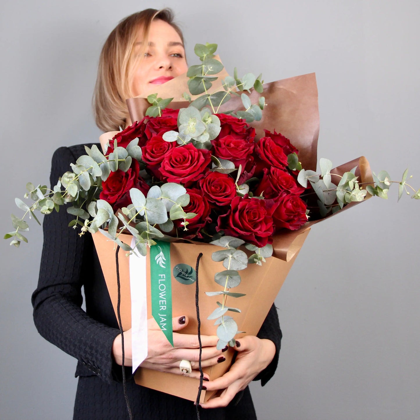 rose rosse ed eucalipto in scatola