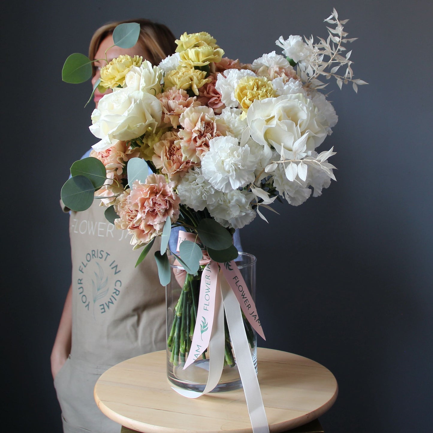 Mazzo di garofani abbinati a rose bianche Bouquet of dianthus