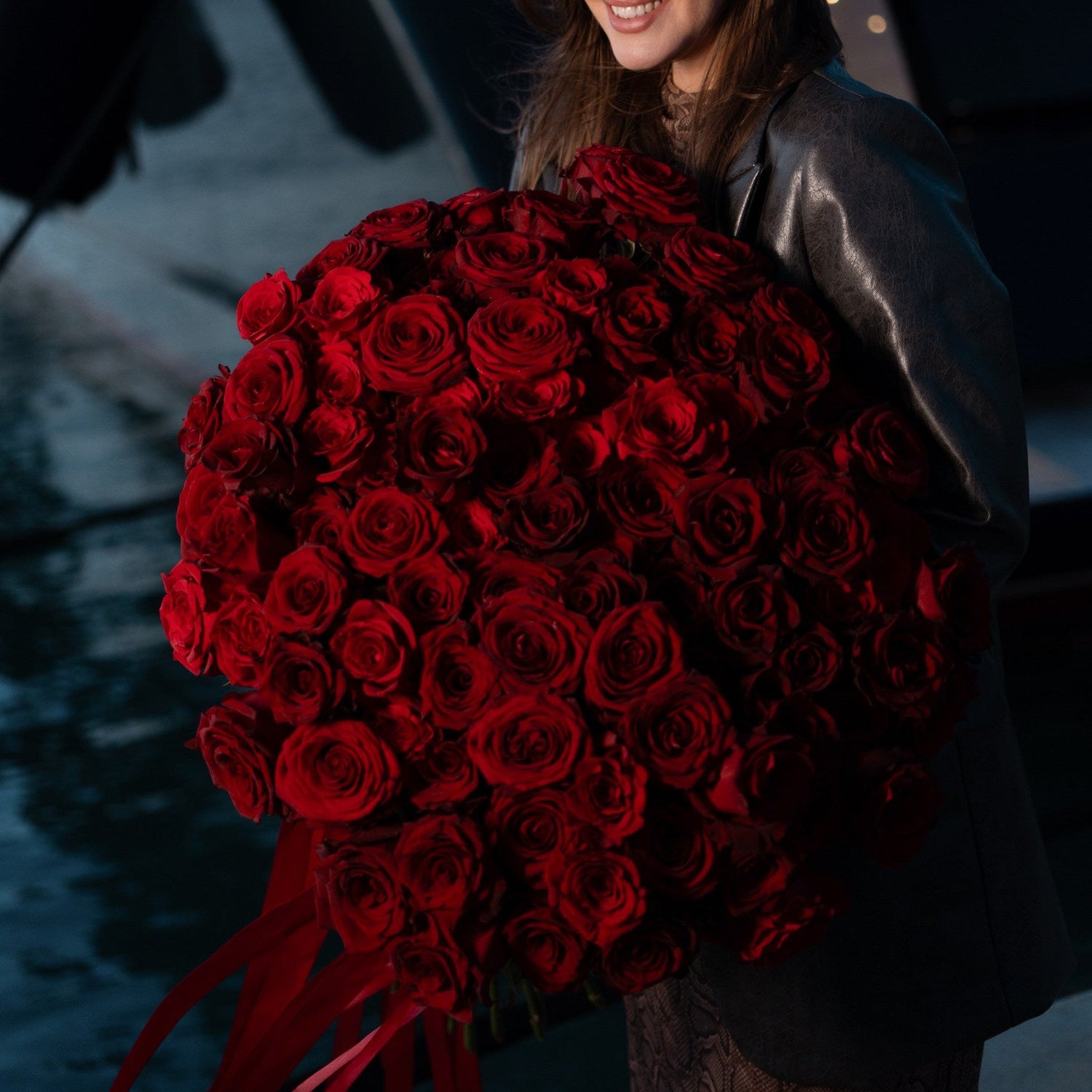 women and red roses genova 