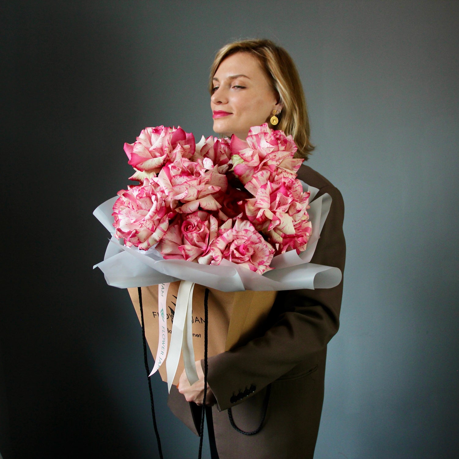 Donna con le rose Bouquet of Flowers