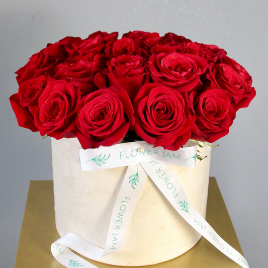 red roses in a box delivery genova FLOWERS IN A BOX