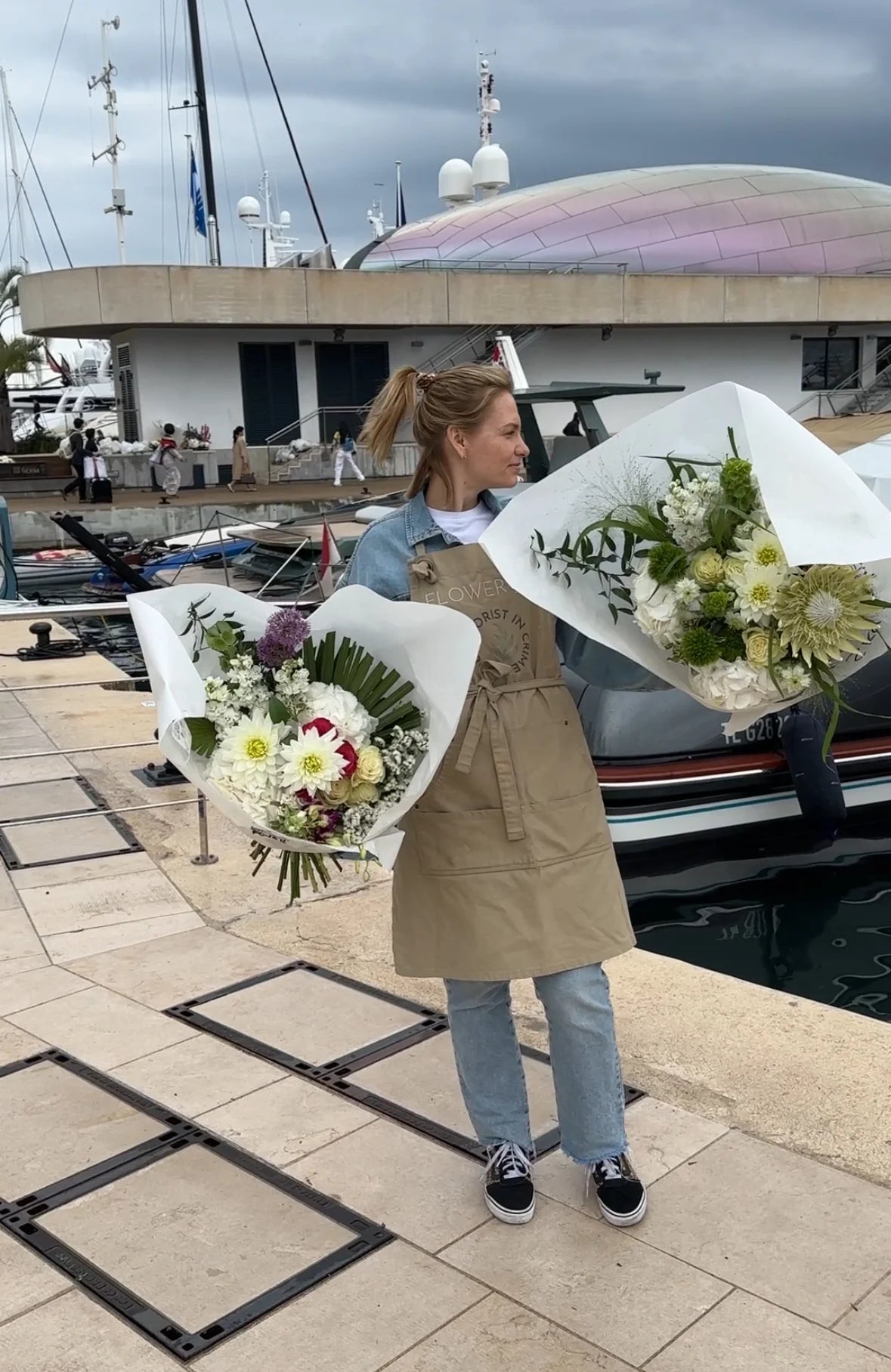 Florist with bouqiet in Cannes