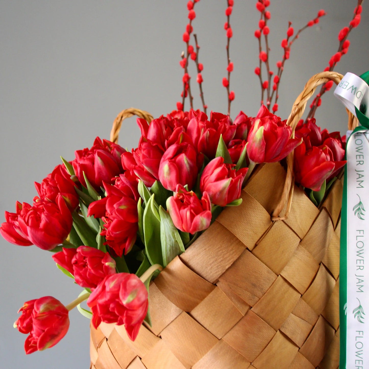 saint valentine's flowers delivery in Genoa Flowers in a basket