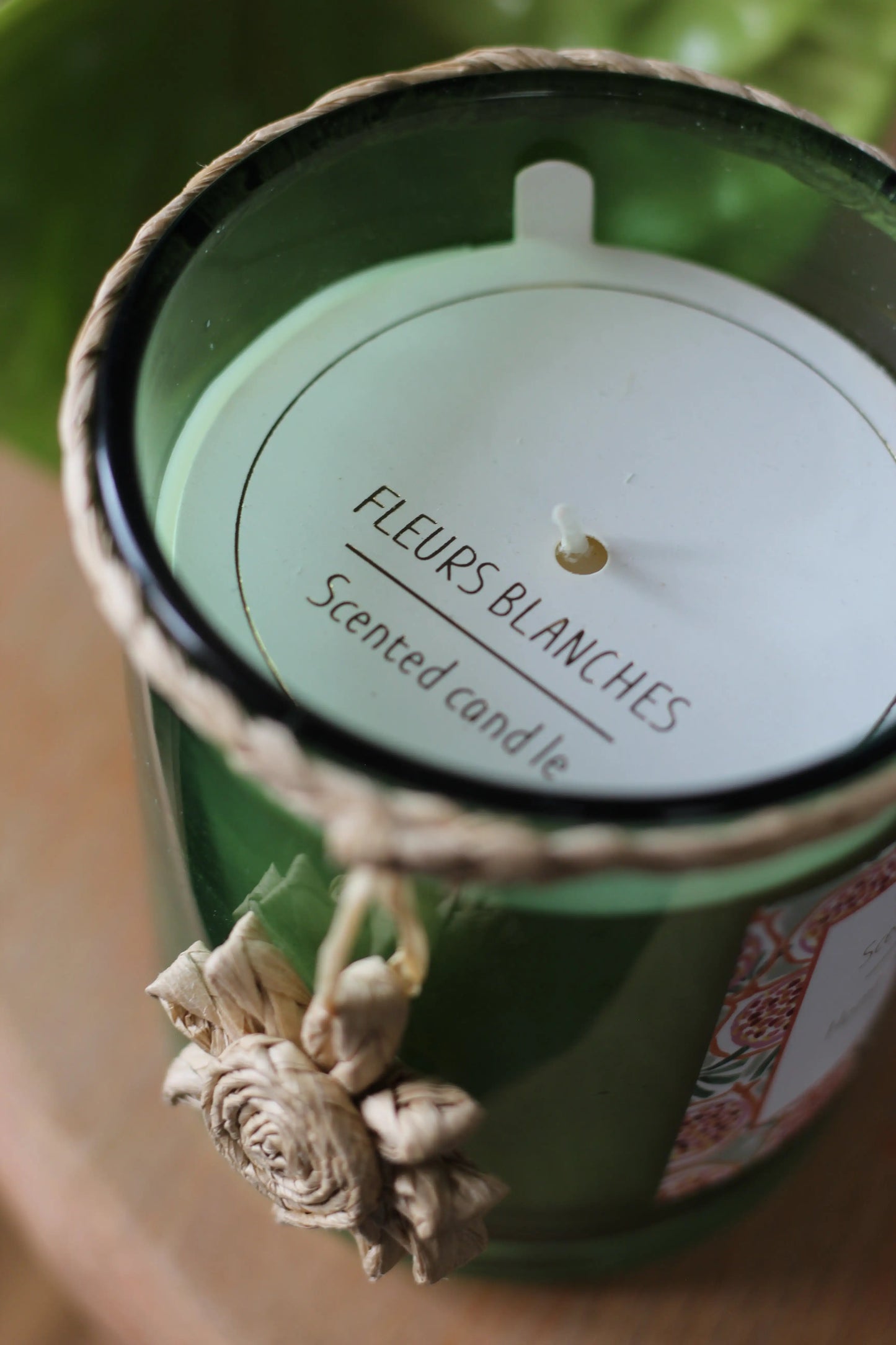 candle with a fragrance fleur blanches