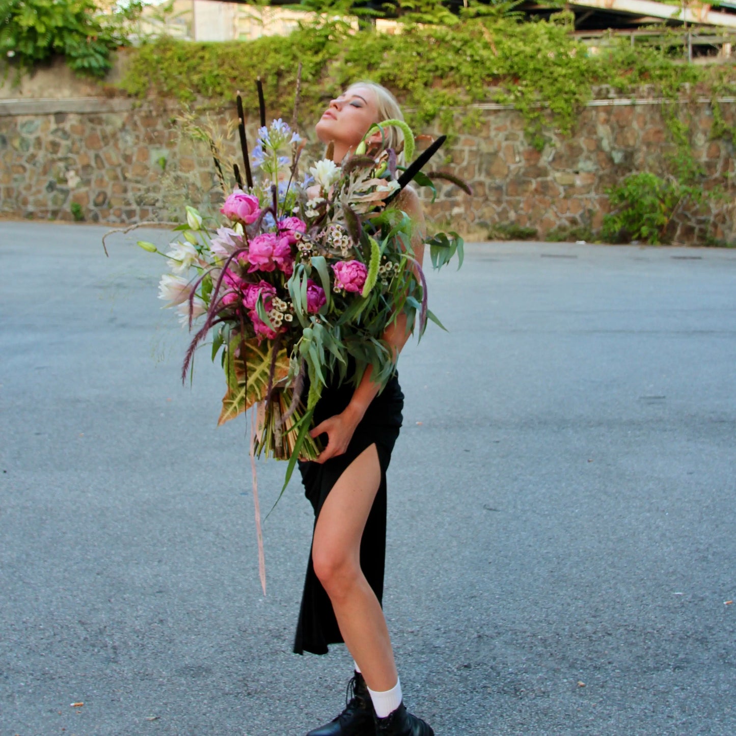 big bouquet with white an pink flowers with a lot of greenery