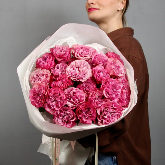un bouquet di rose avvolte nella carta bianca