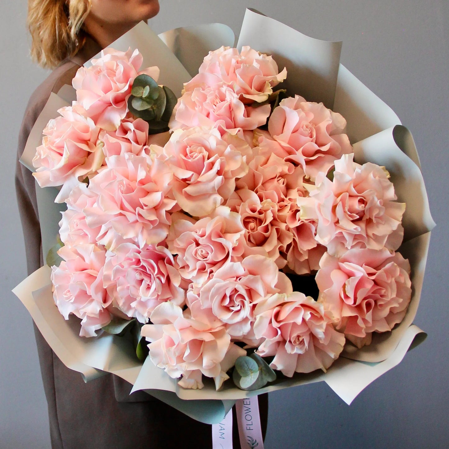 Nice wrap of pink roses holded by prety girl