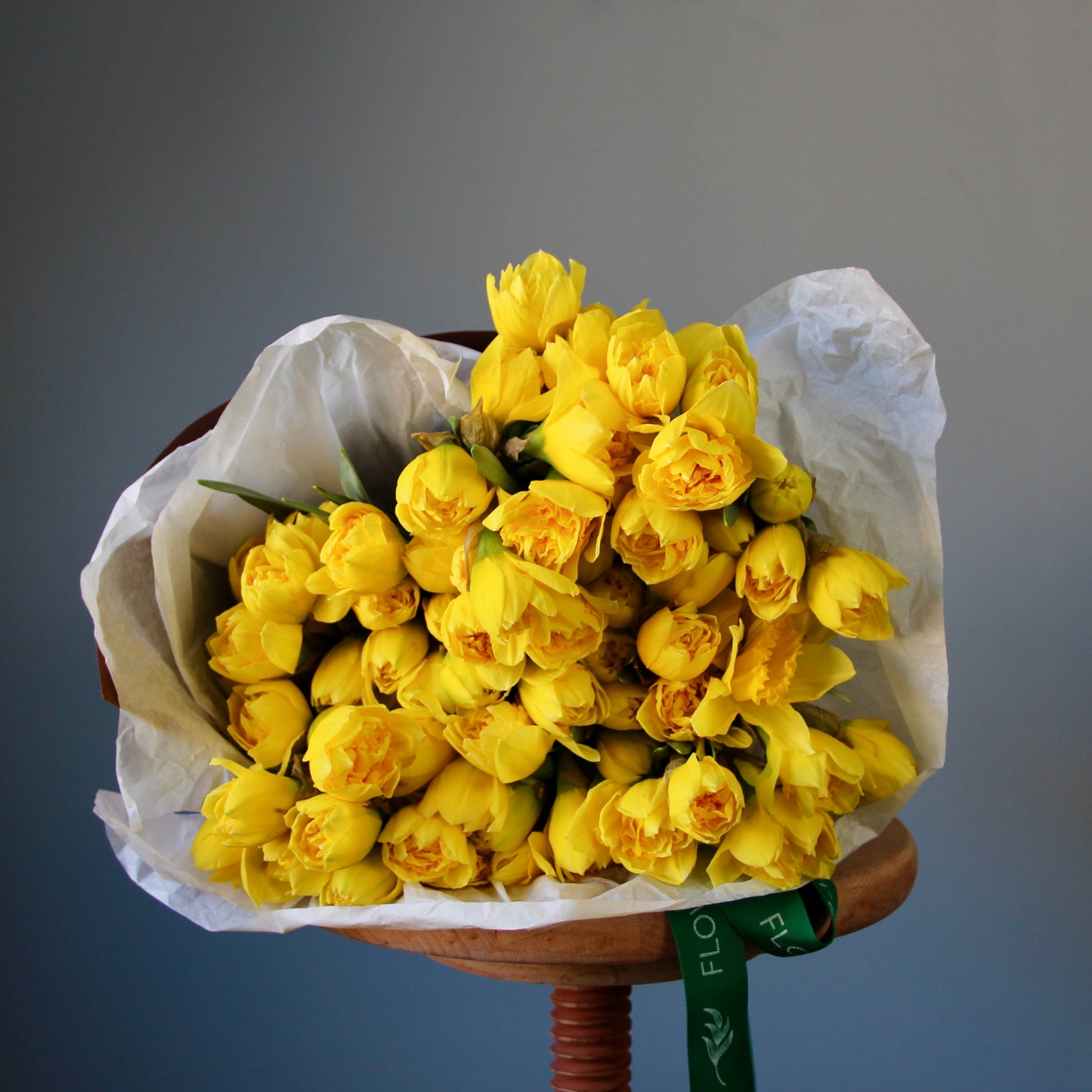 yellow bouquet delivery in Genoa